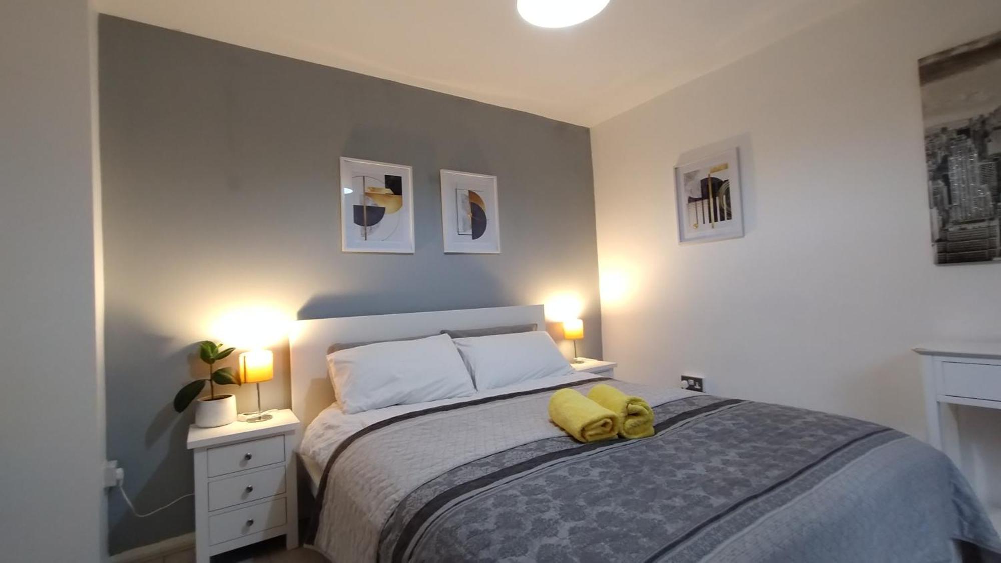 Entire 4-bed House & Parking, Steps From Icc & Utilita Arena & Broad Street