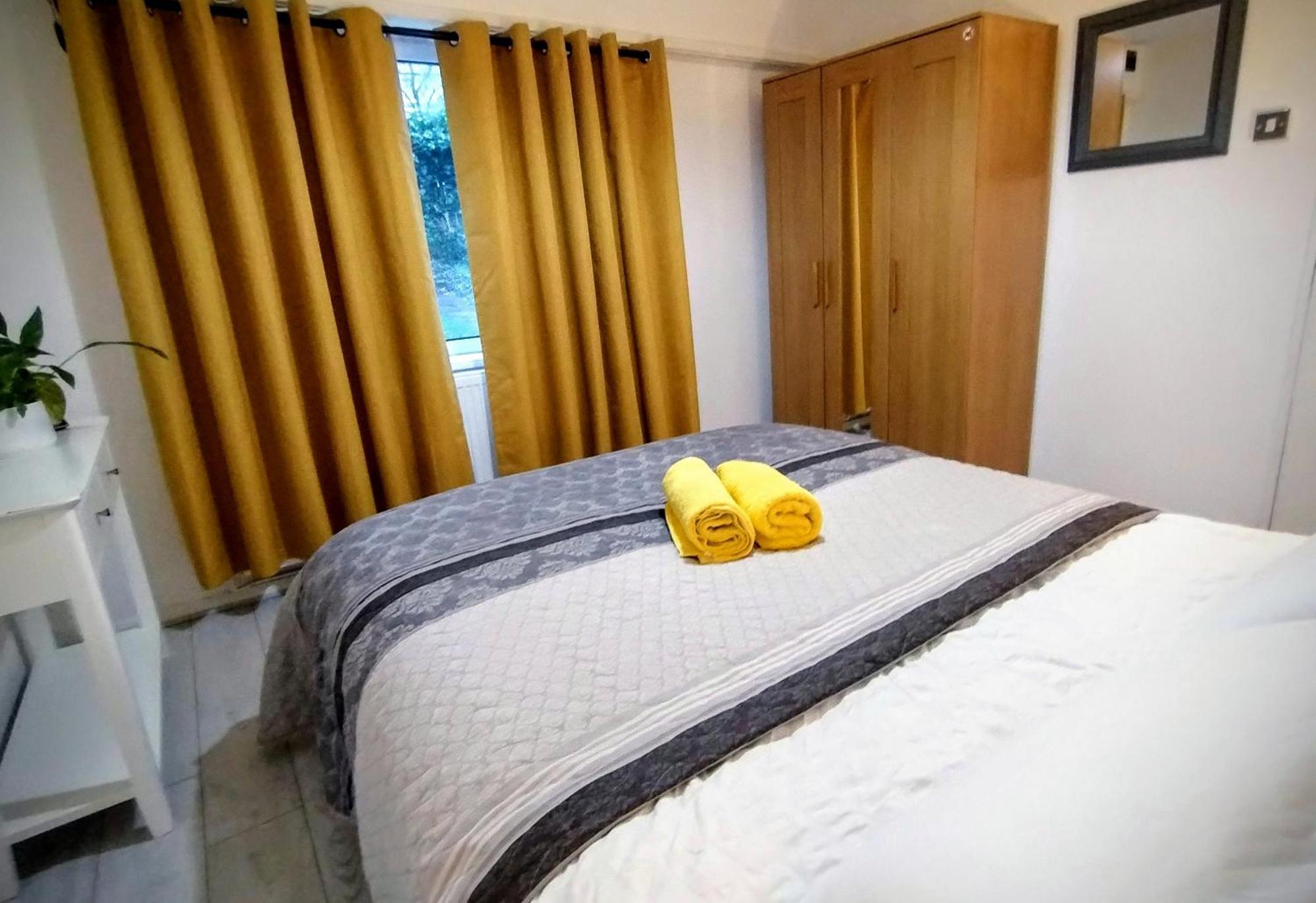 Entire 4-bed House & Parking, Steps From Icc & Utilita Arena & Broad Street * Birmingham