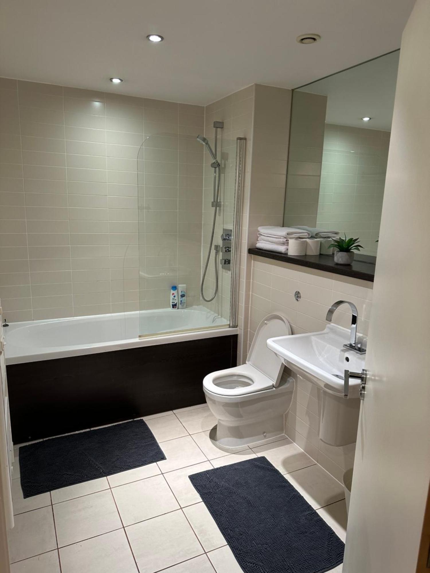Discover Comfort And Style - Your Elegant Offers A 2-bedroom Haven With Free Secure Parking And Coffee! Apartment *