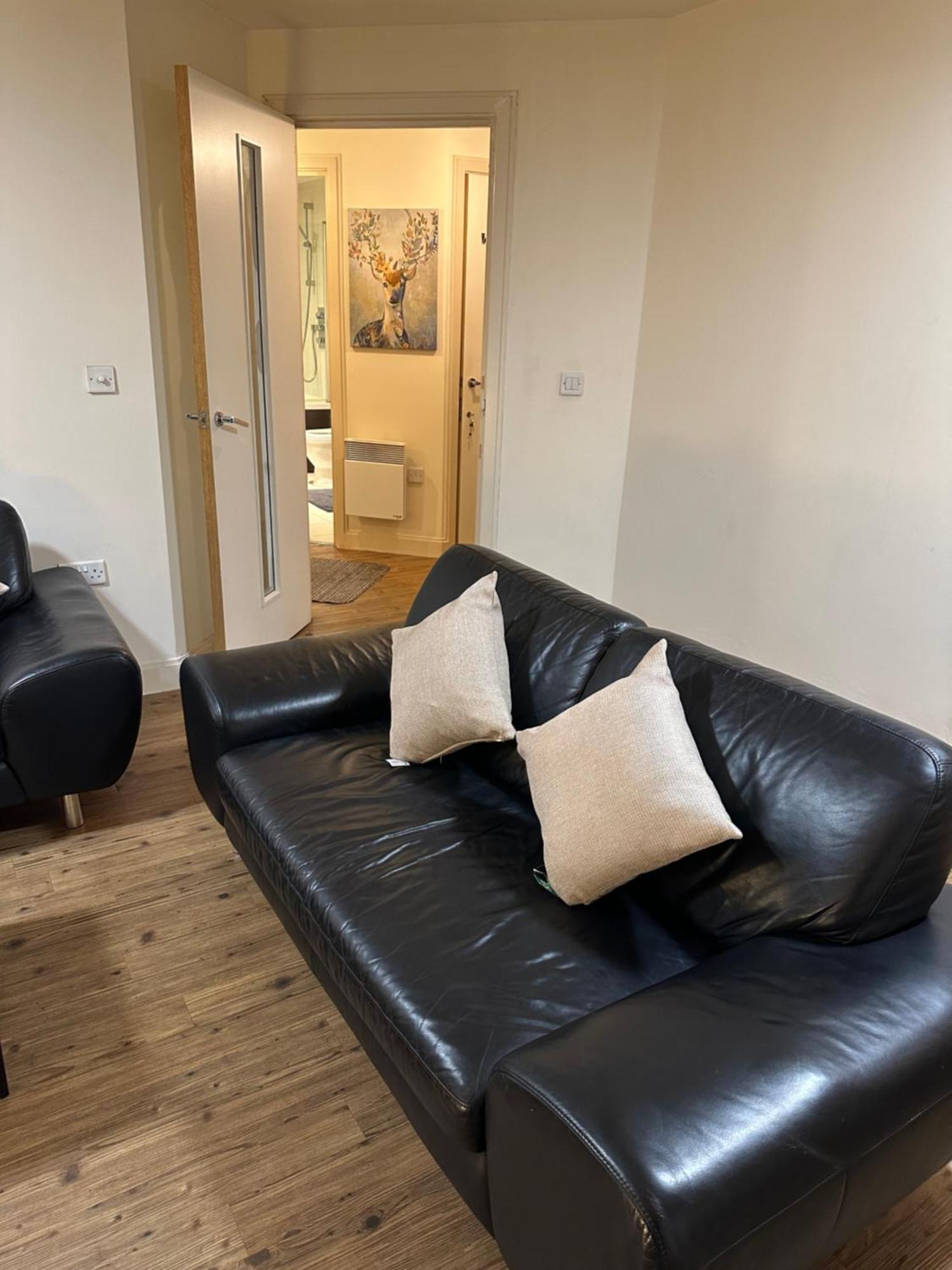 Discover Comfort And Style - Your Elegant Offers A 2-bedroom Haven With Free Secure Parking And Coffee! Apartment Birmingham