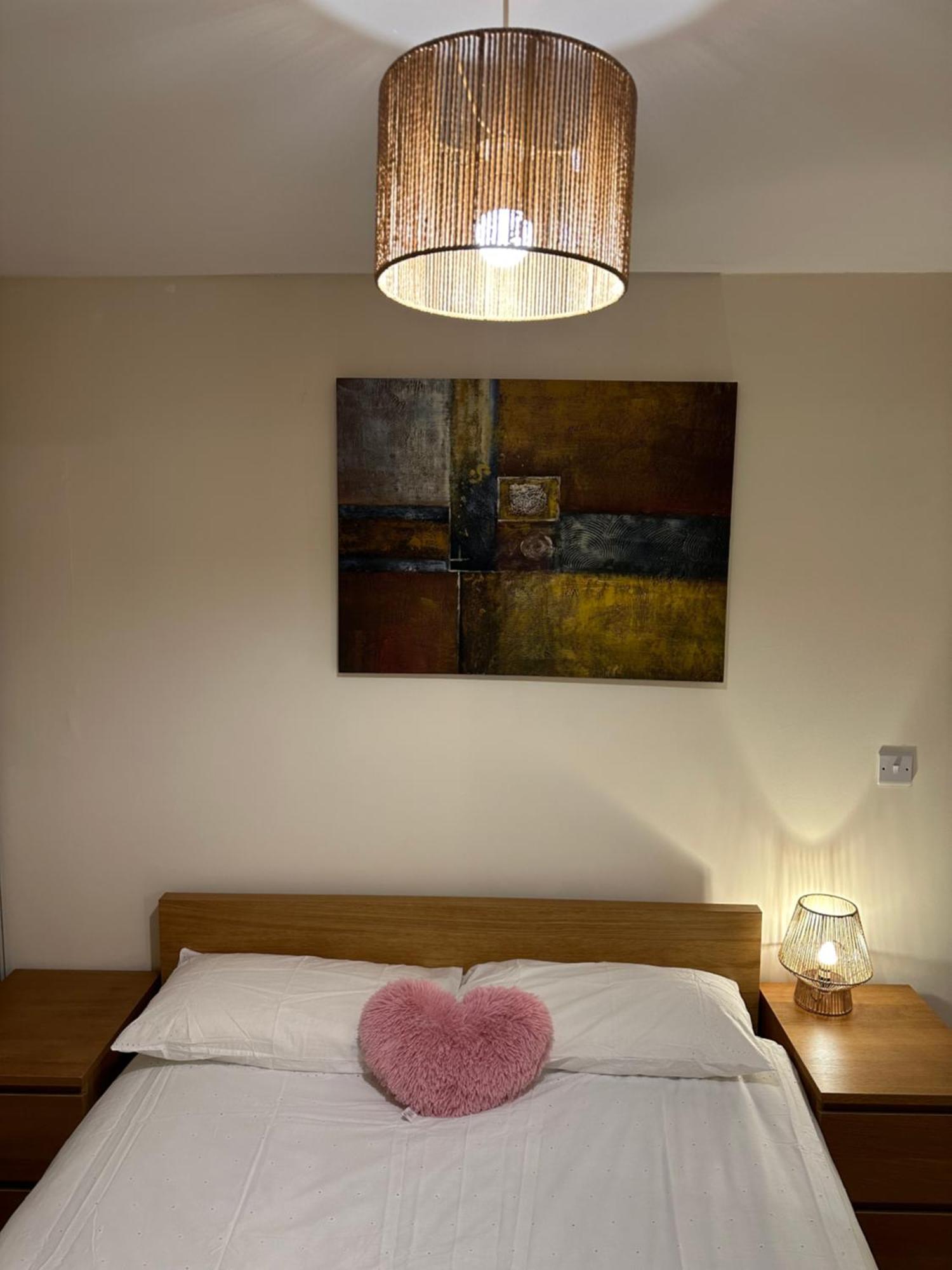 Discover Comfort And Style - Your Elegant Offers A 2-bedroom Haven With Free Secure Parking And Coffee! Birmingham