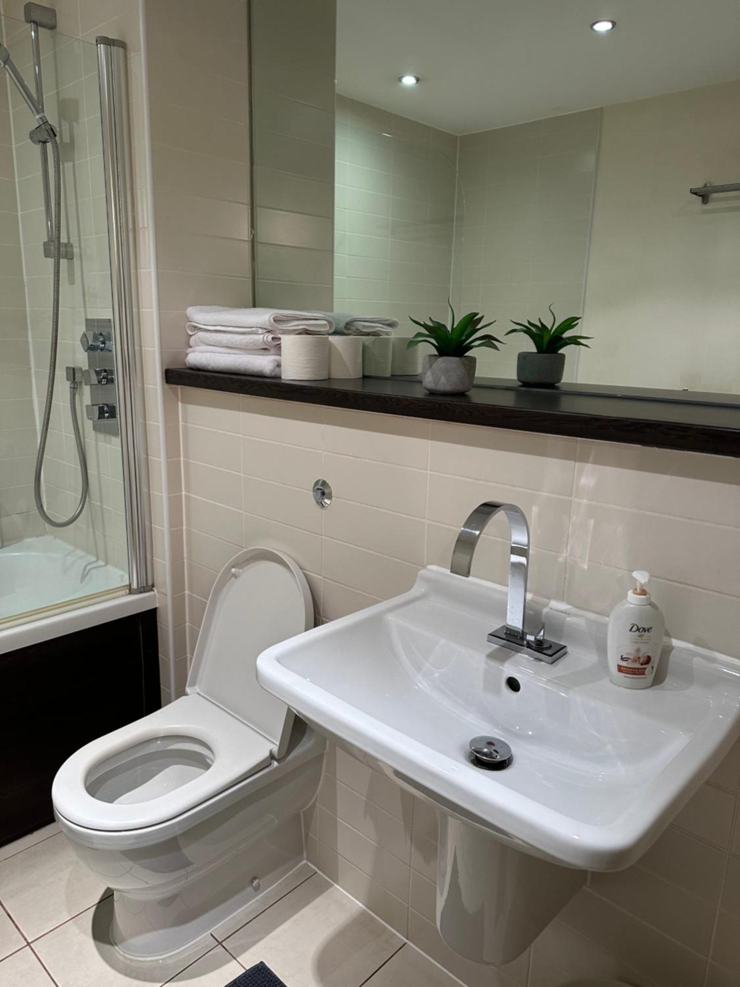 Discover Comfort And Style - Your Elegant Offers A 2-bedroom Haven With Free Secure Parking And Coffee! Apartment *