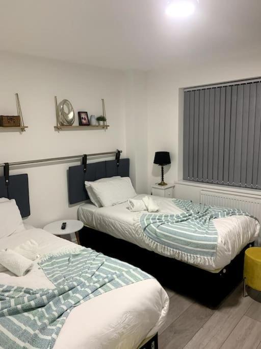 Apartment Large 7 Bedrooms Split-level Flat Sleeps Up To 14 *