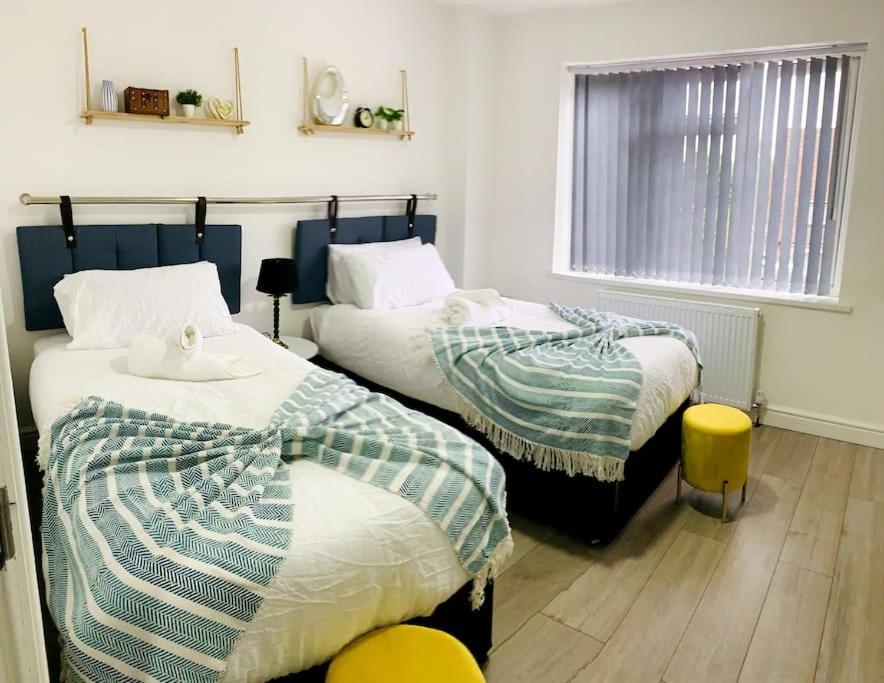 Large 7 Bedrooms Split-level Flat Sleeps Up To 14 Apartment
