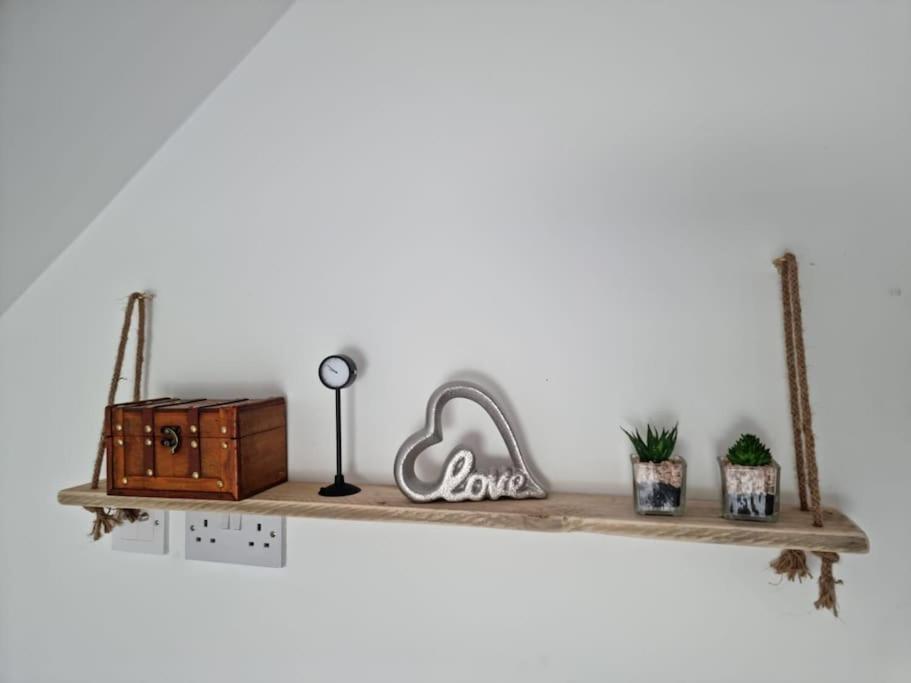 Large 7 Bedrooms Split-level Flat Sleeps Up To 14 * Birmingham