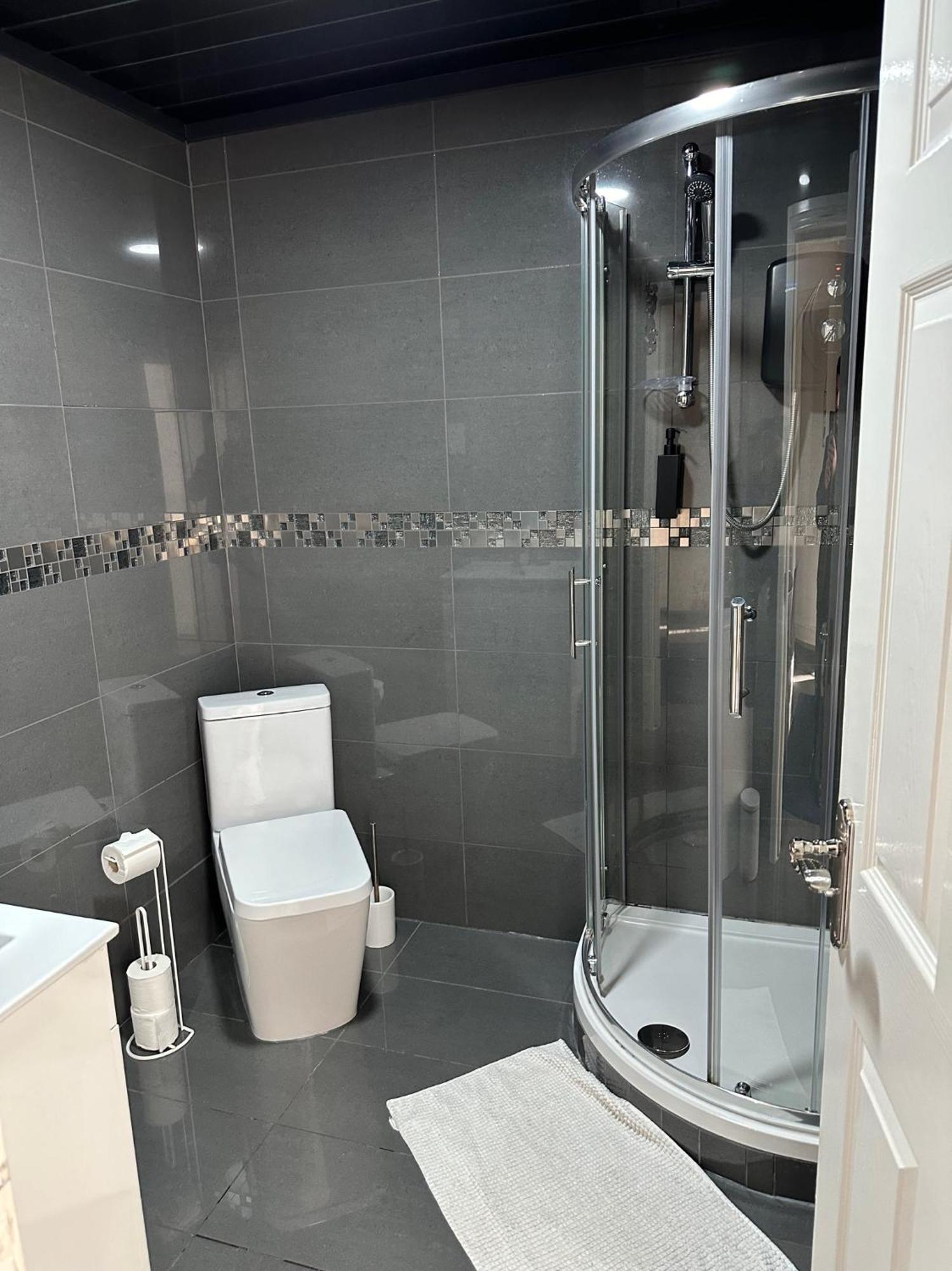 Large 7 Bedrooms Split-level Flat Sleeps Up To 14 *