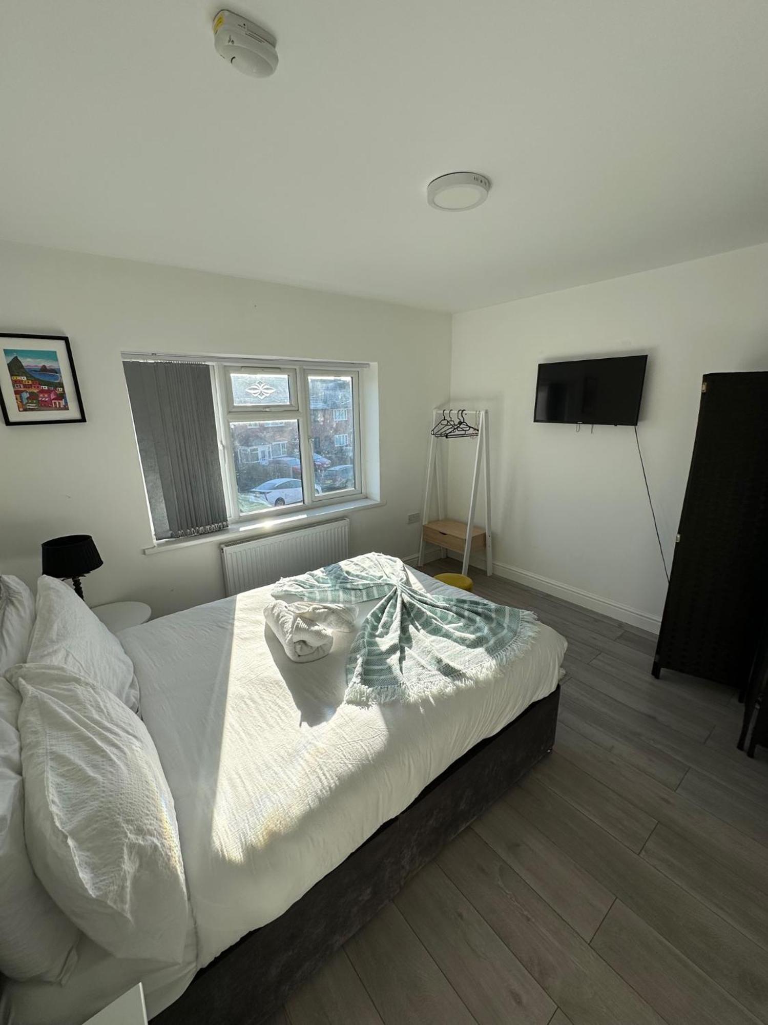Large 7 Bedrooms Split-level Flat Sleeps Up To 14