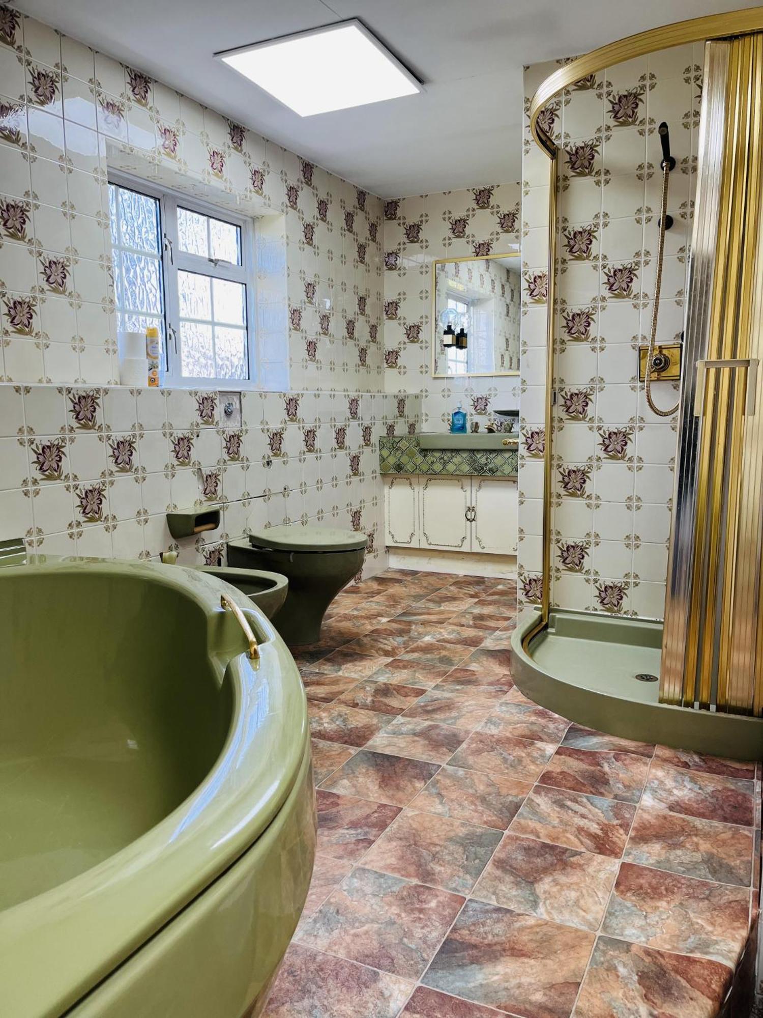 Holiday home Unwind In Comfort At Cosy Caradus Free Parking *