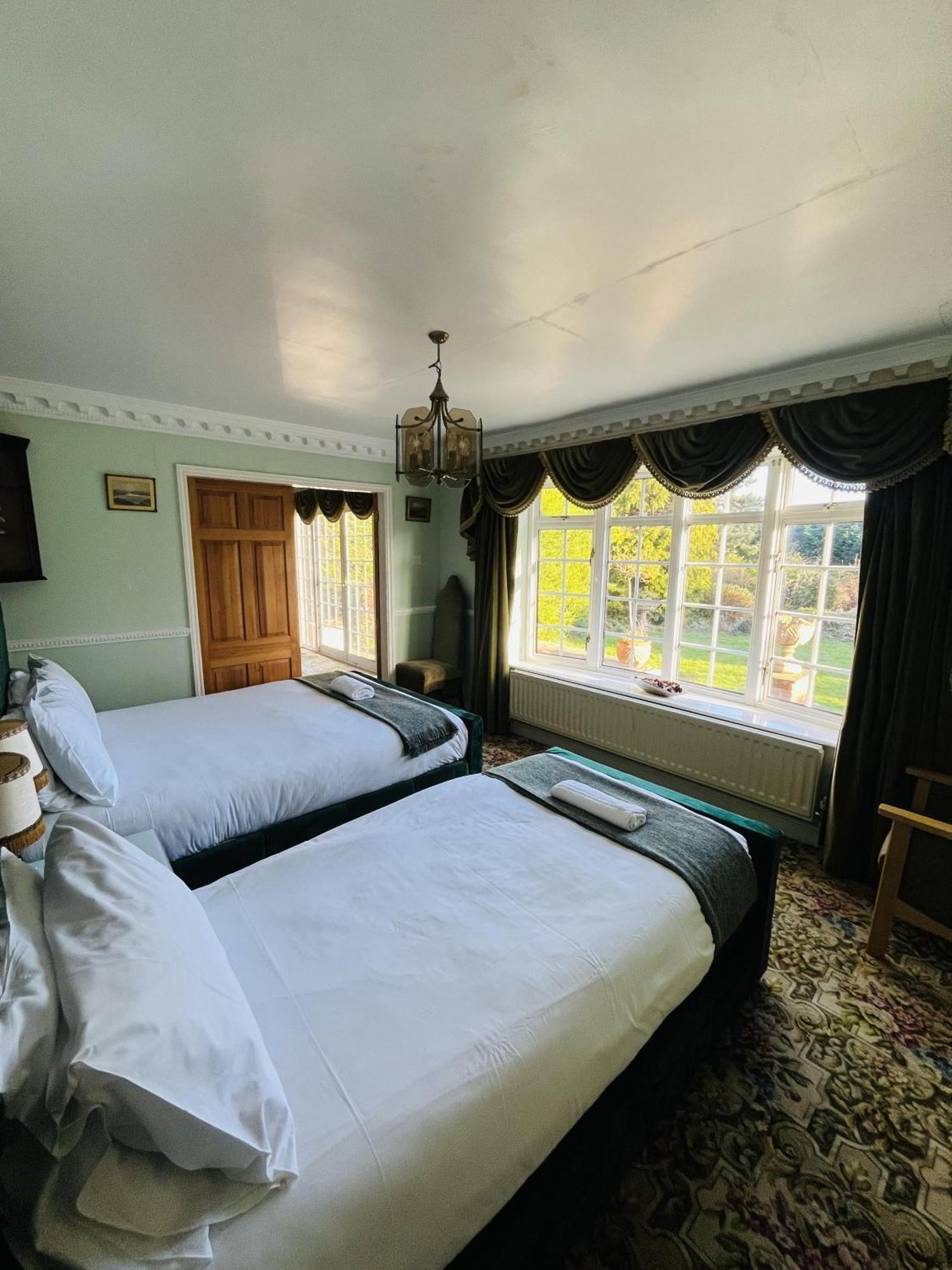 Holiday home Unwind In Comfort At Cosy Caradus Free Parking