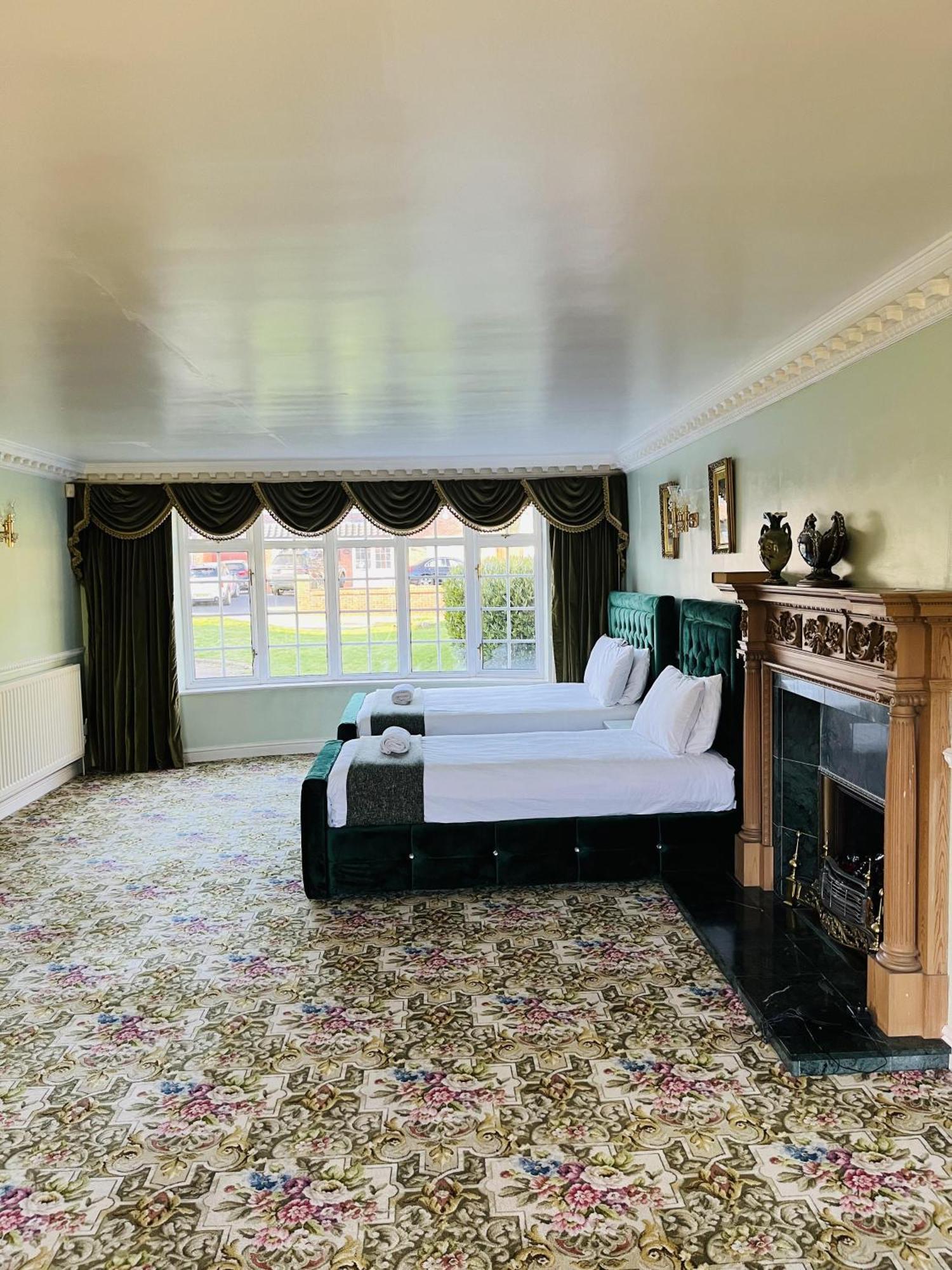 Holiday home Unwind In Comfort At Cosy Caradus Free Parking *
