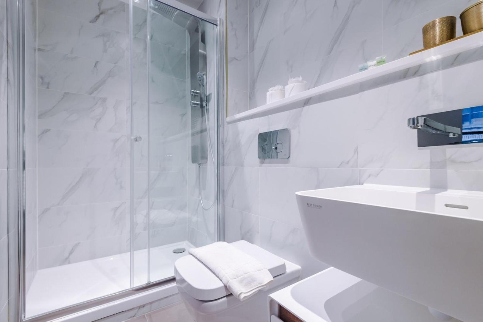 Wifi | 2bedrooms | 10min Away To Major Attractions Apartment *