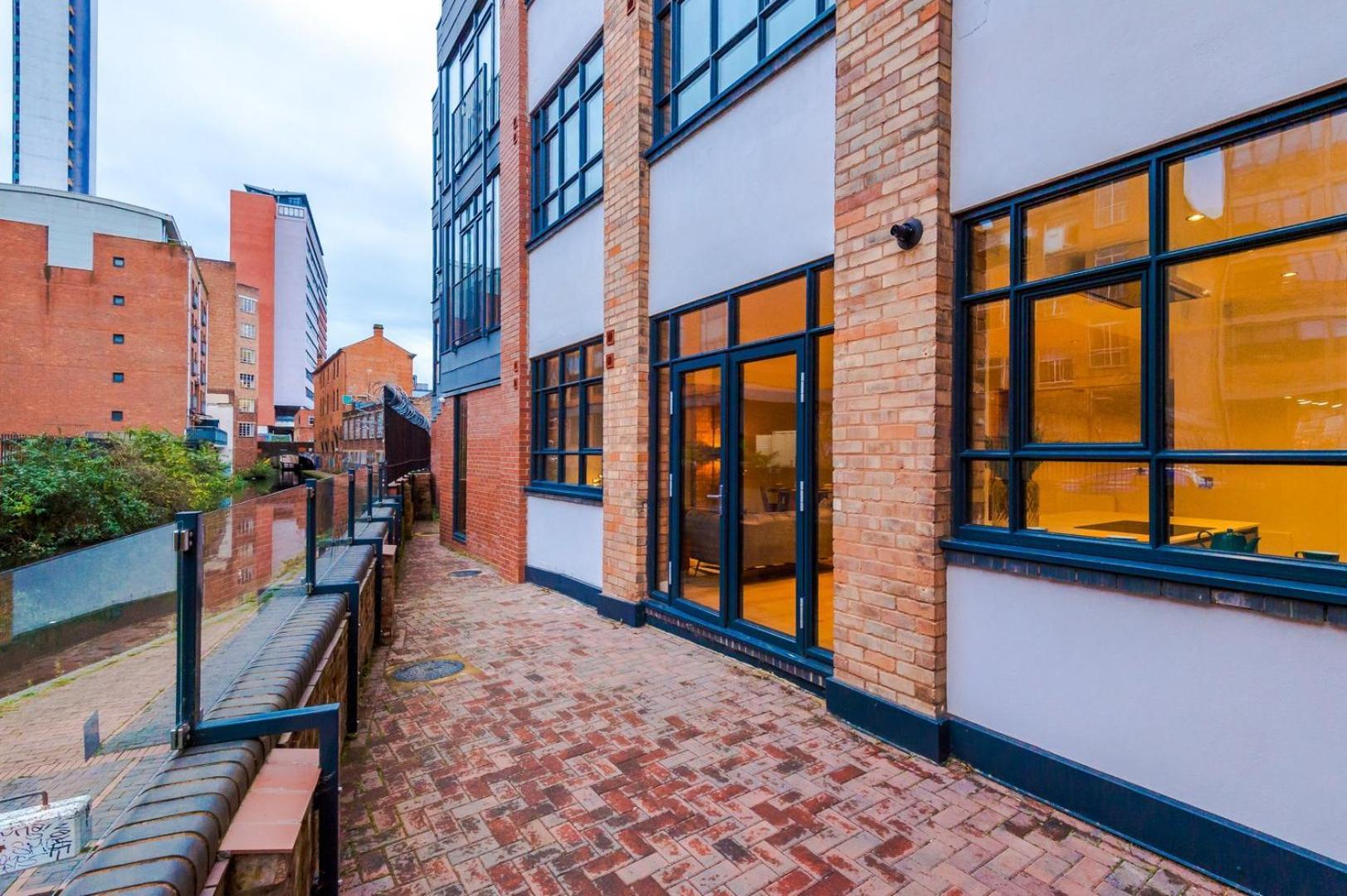 Wifi | 2bedrooms | 10min Away To Major Attractions