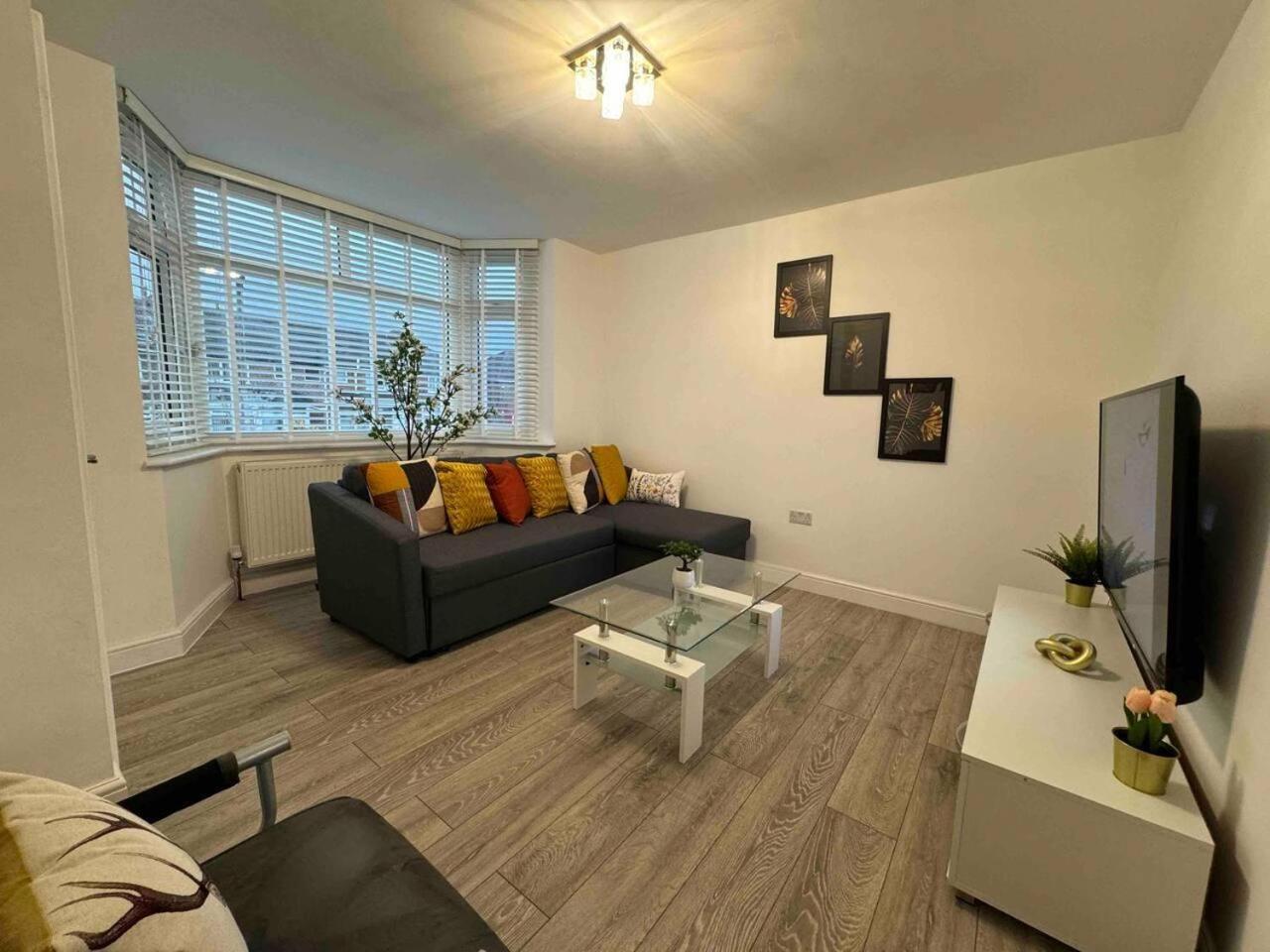 3-Bed Home Sleeps 8 Ideal For Large Groups * Birmingham