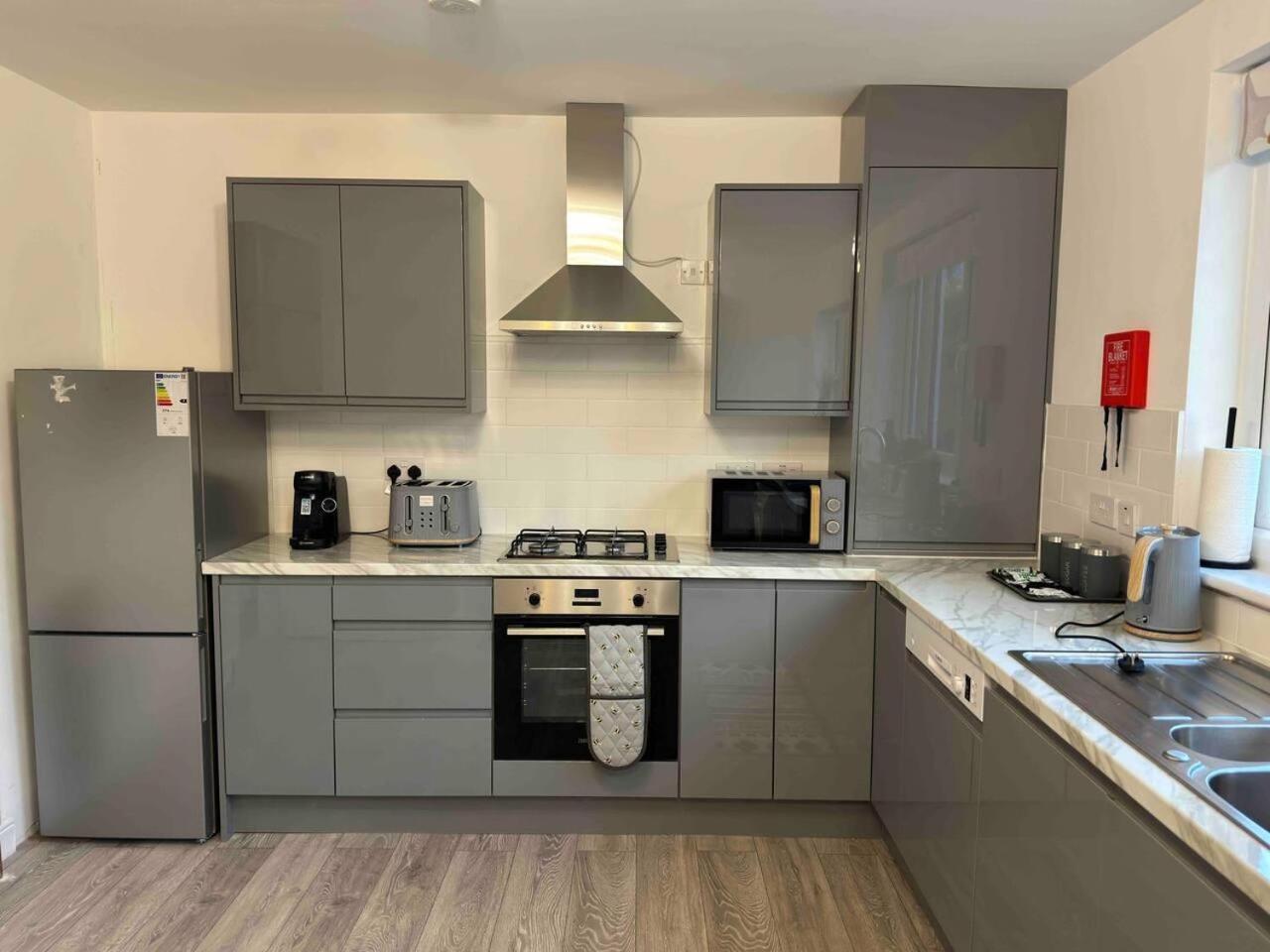 3-Bed Home Sleeps 8 Ideal For Large Groups * Birmingham