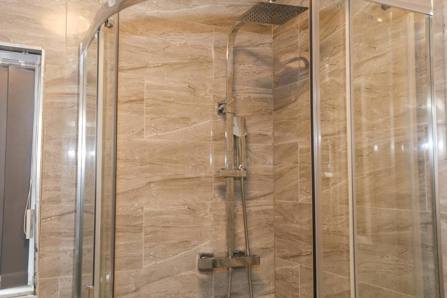 2 Bedroom Near Airport - Nec - Centre *