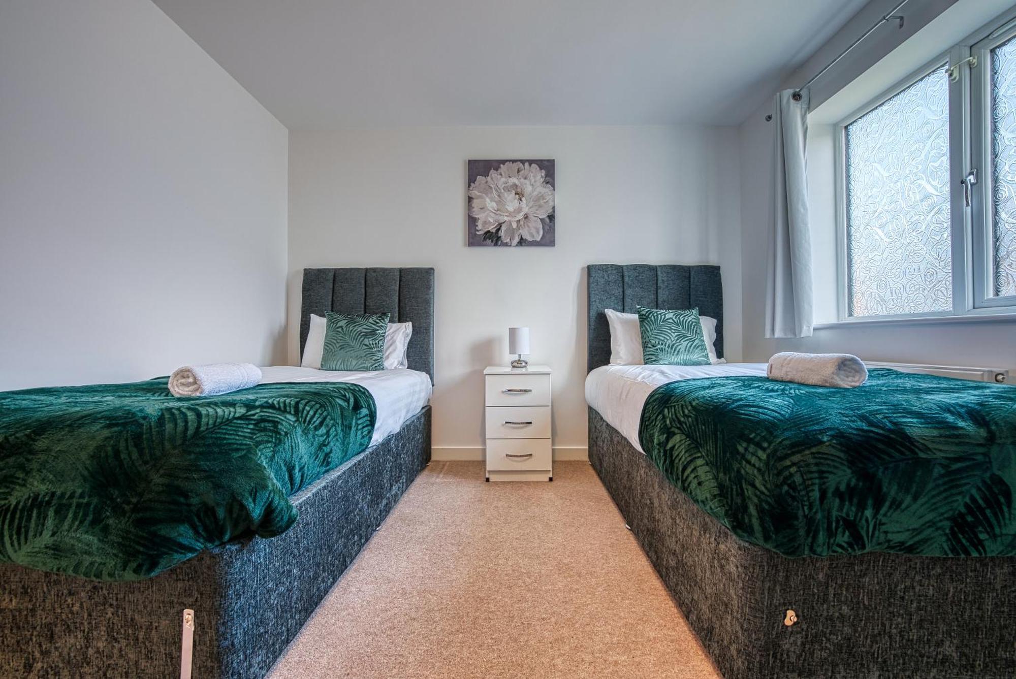 Large 5 Bed House Near Nec, Bhx Airport, Hs2, Private Parking