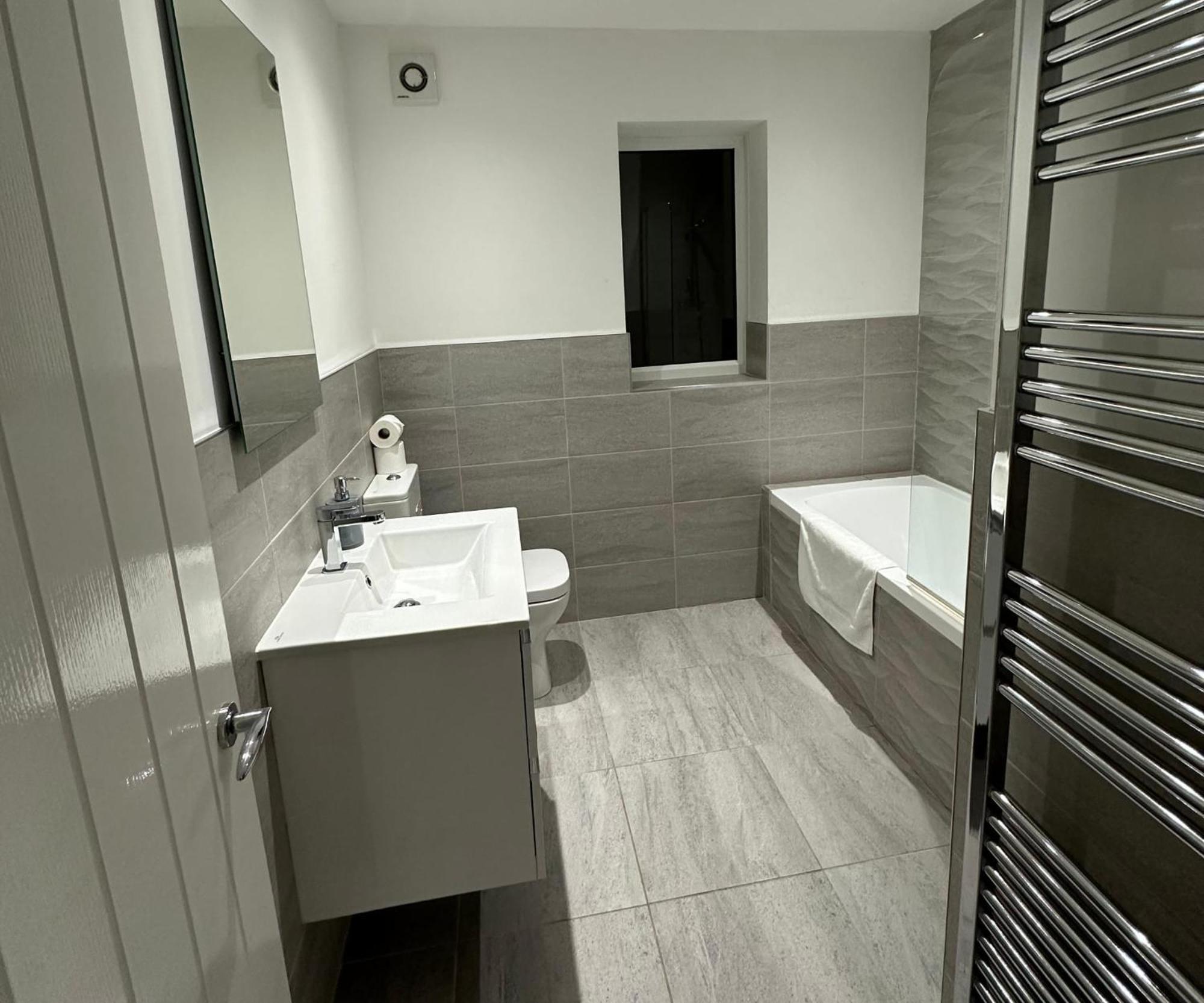 Holiday home House 6 Large Private Bedrooms With 7 Beds, Close To Nec, Jlr, Centre