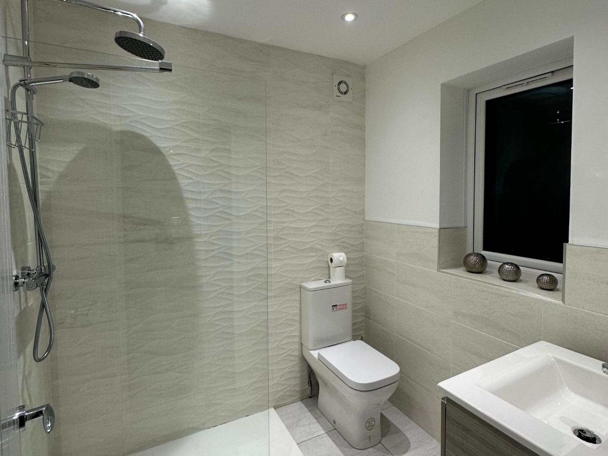 House 6 Large Private Bedrooms With 7 Beds, Close To Nec, Jlr, Centre Holiday home *