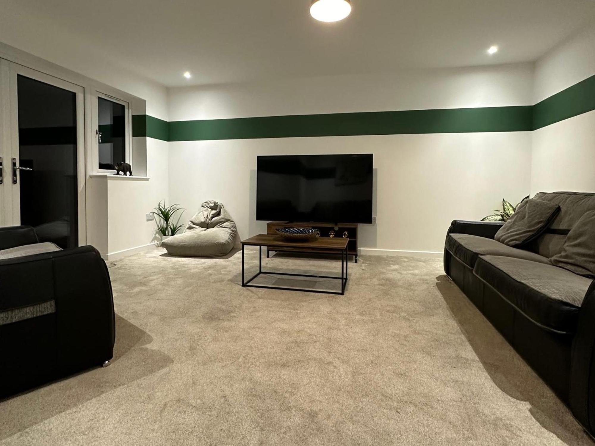 House 6 Large Private Bedrooms With 7 Beds, Close To Nec, Jlr, Centre