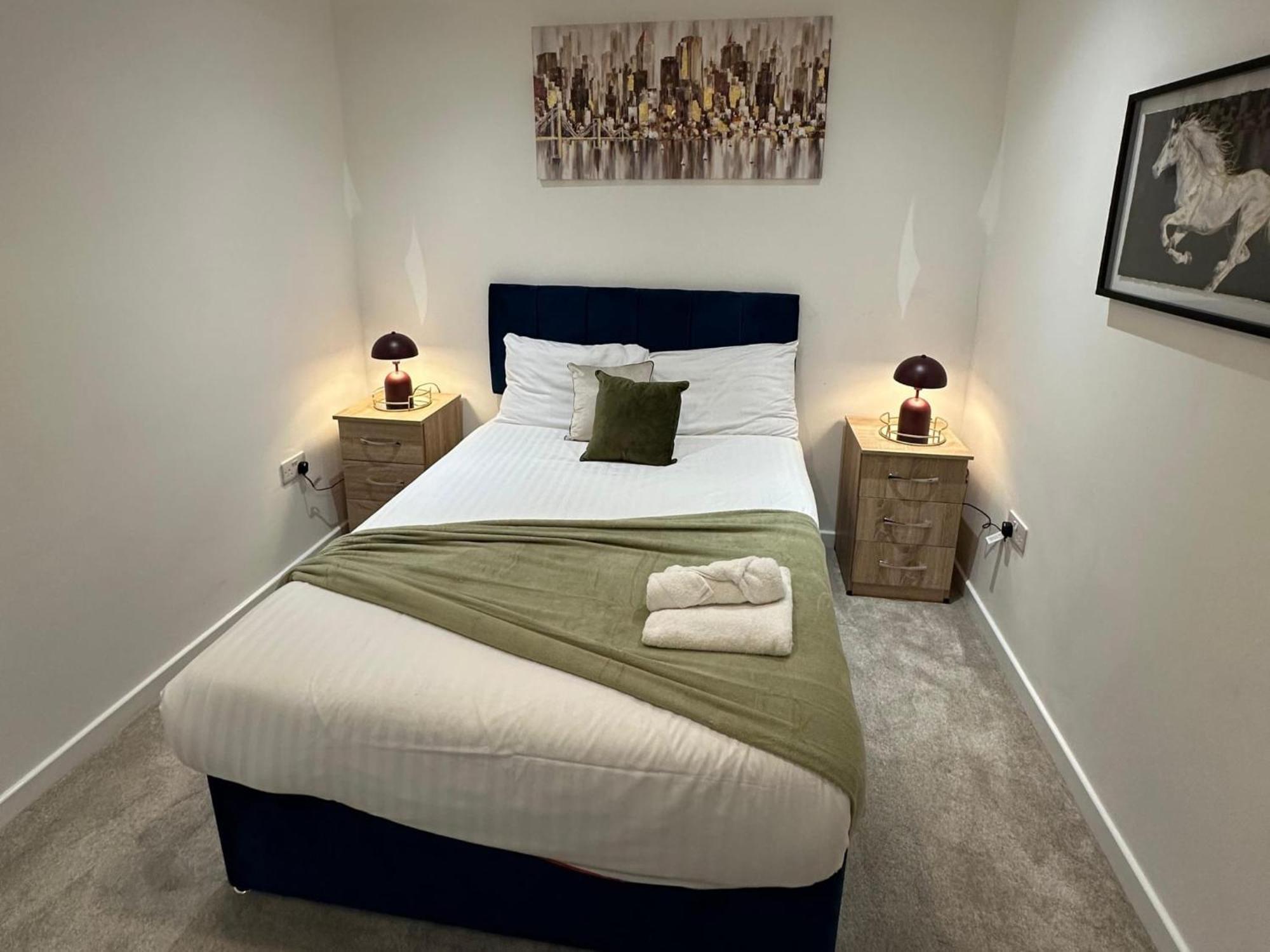 House 6 Large Private Bedrooms With 7 Beds, Close To Nec, Jlr, Centre Holiday home