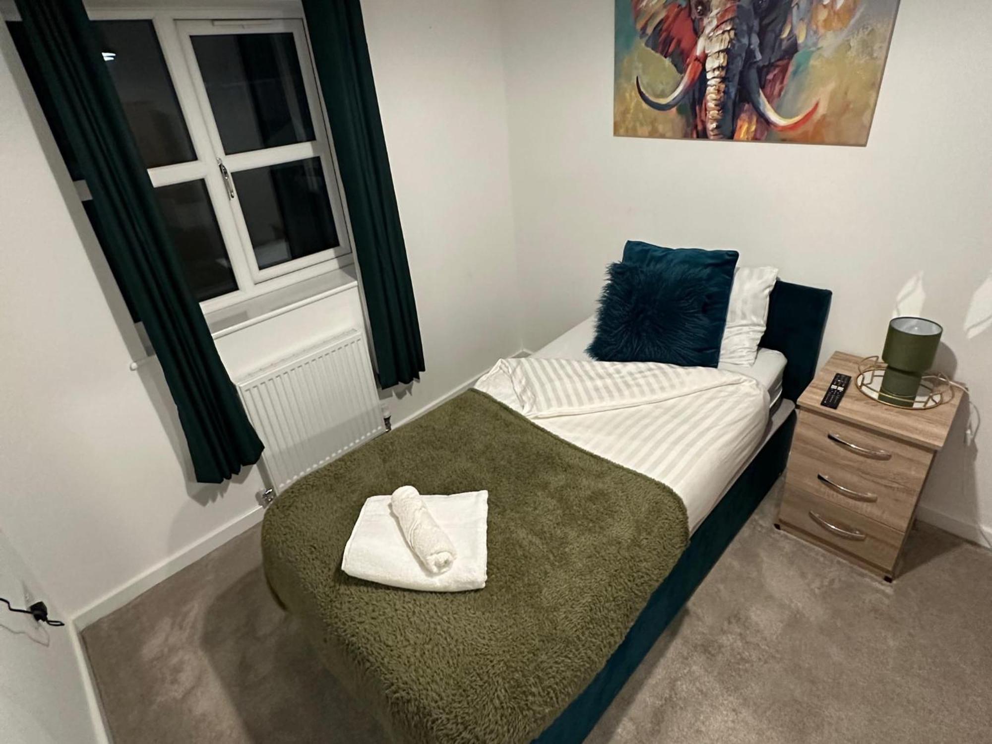 House 6 Large Private Bedrooms With 7 Beds, Close To Nec, Jlr, Centre Holiday home