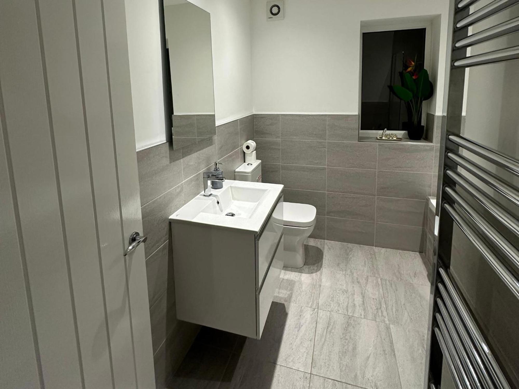 Holiday home House 6 Large Private Bedrooms With 7 Beds, Close To Nec, Jlr, Centre Birmingham