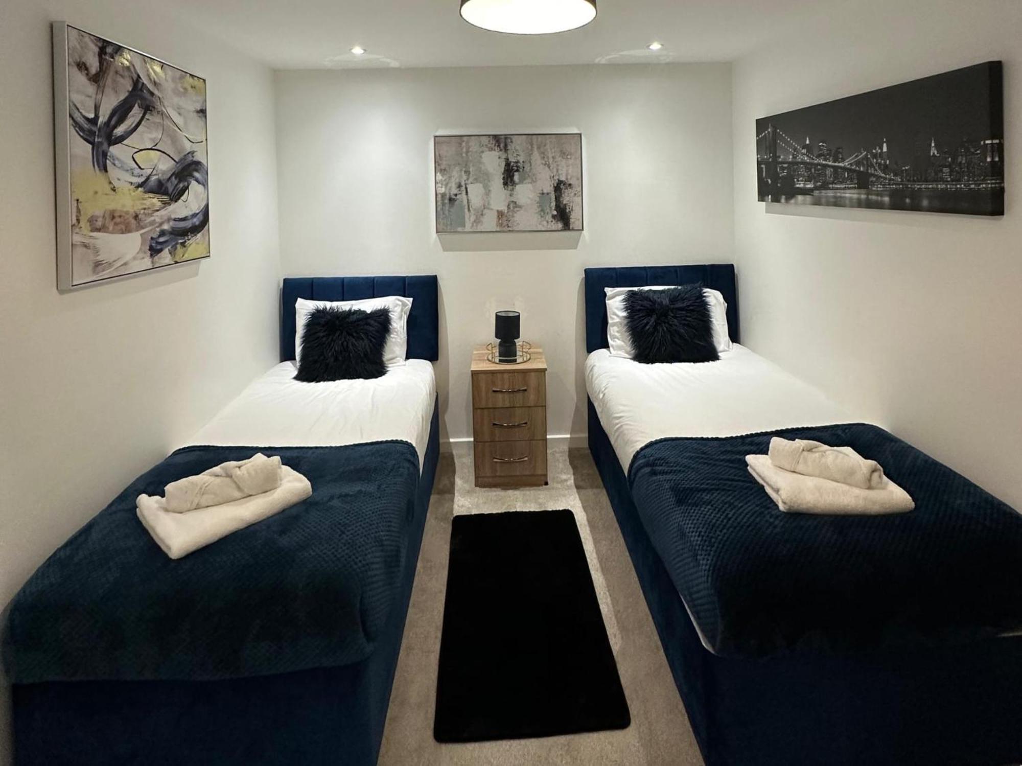 Holiday home House 6 Large Private Bedrooms With 7 Beds, Close To Nec, Jlr, Centre *