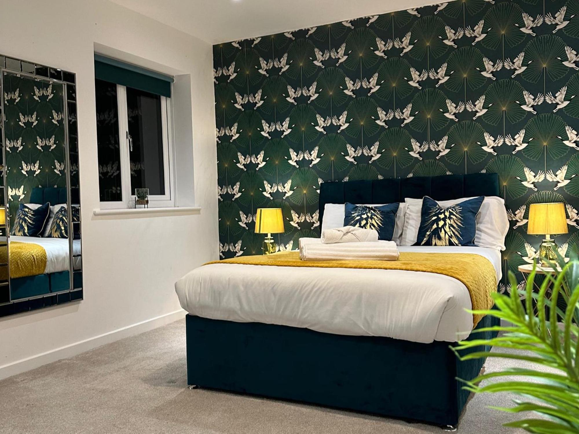 House 6 Large Private Bedrooms With 7 Beds, Close To Nec, Jlr, Centre Holiday home