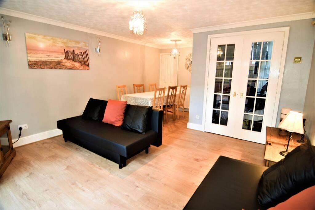 Holiday home The Brum - Garden, Netflix, Bbq, 3 Tvs, Huge Lounge Or Quadruple Bedroom 2 Double Bedrooms