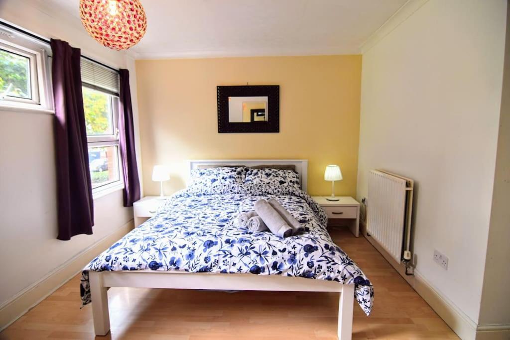 Holiday home The Brum - Garden, Netflix, Bbq, 3 Tvs, Huge Lounge Or Quadruple Bedroom 2 Double Bedrooms Birmingham