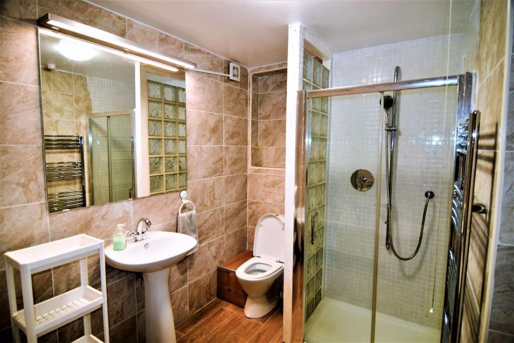 Holiday home The Brum - Garden, Netflix, Bbq, 3 Tvs, Huge Lounge Or Quadruple Bedroom 2 Double Bedrooms Birmingham