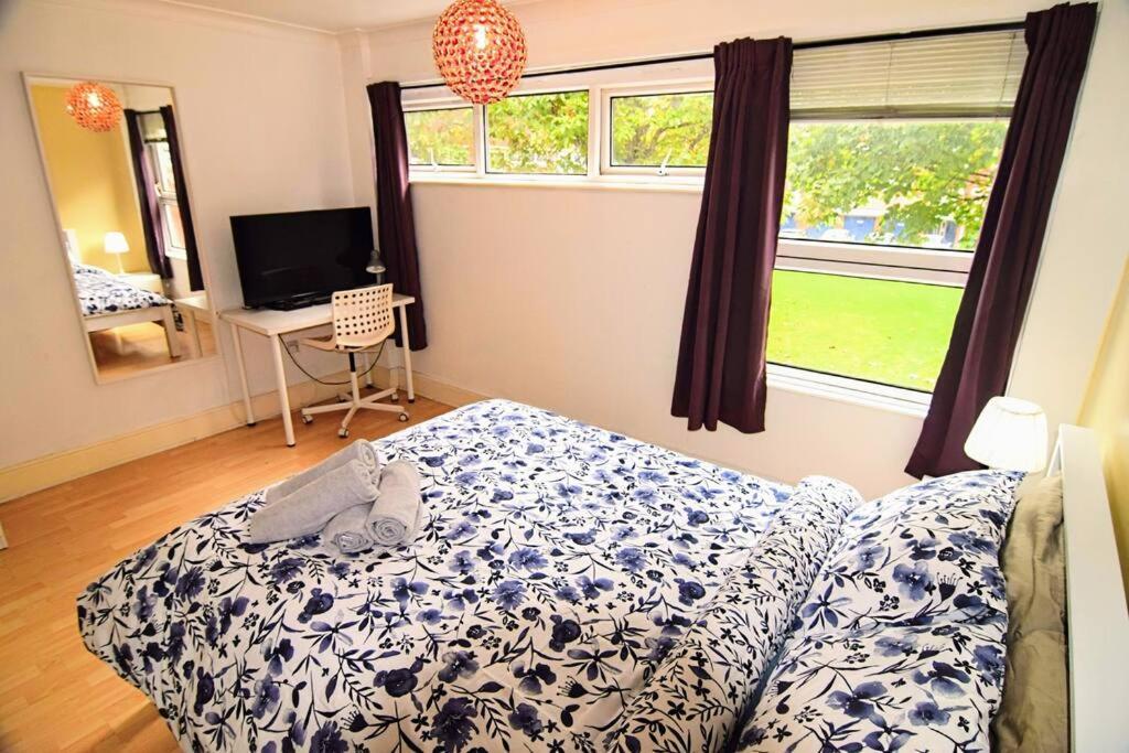 The Brum - Garden, Netflix, Bbq, 3 Tvs, Huge Lounge Or Quadruple Bedroom 2 Double Bedrooms Holiday home Birmingham