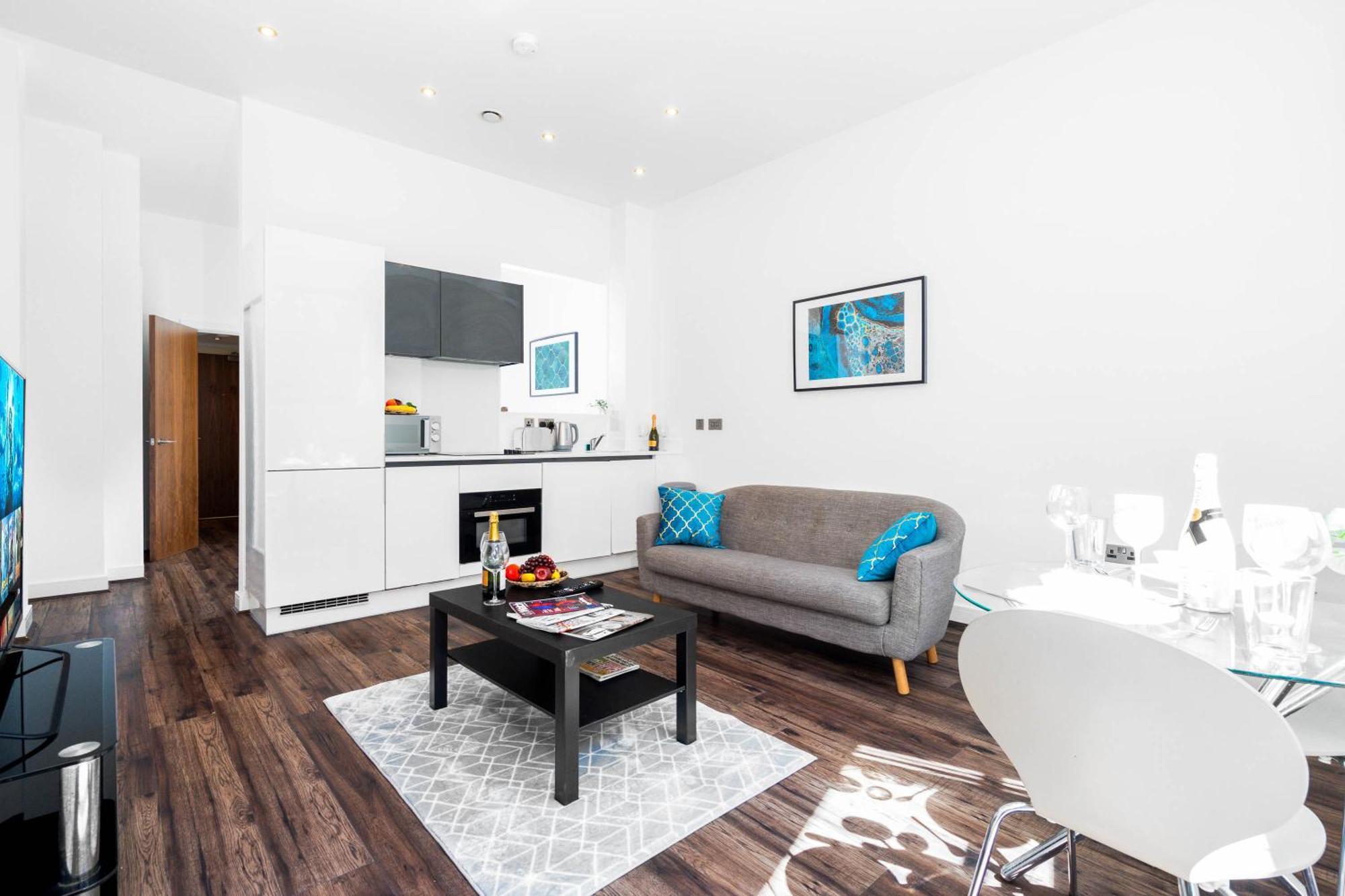 Centre - Cosy - Balcony - Free Netflix & Wifi 139k Apartment *