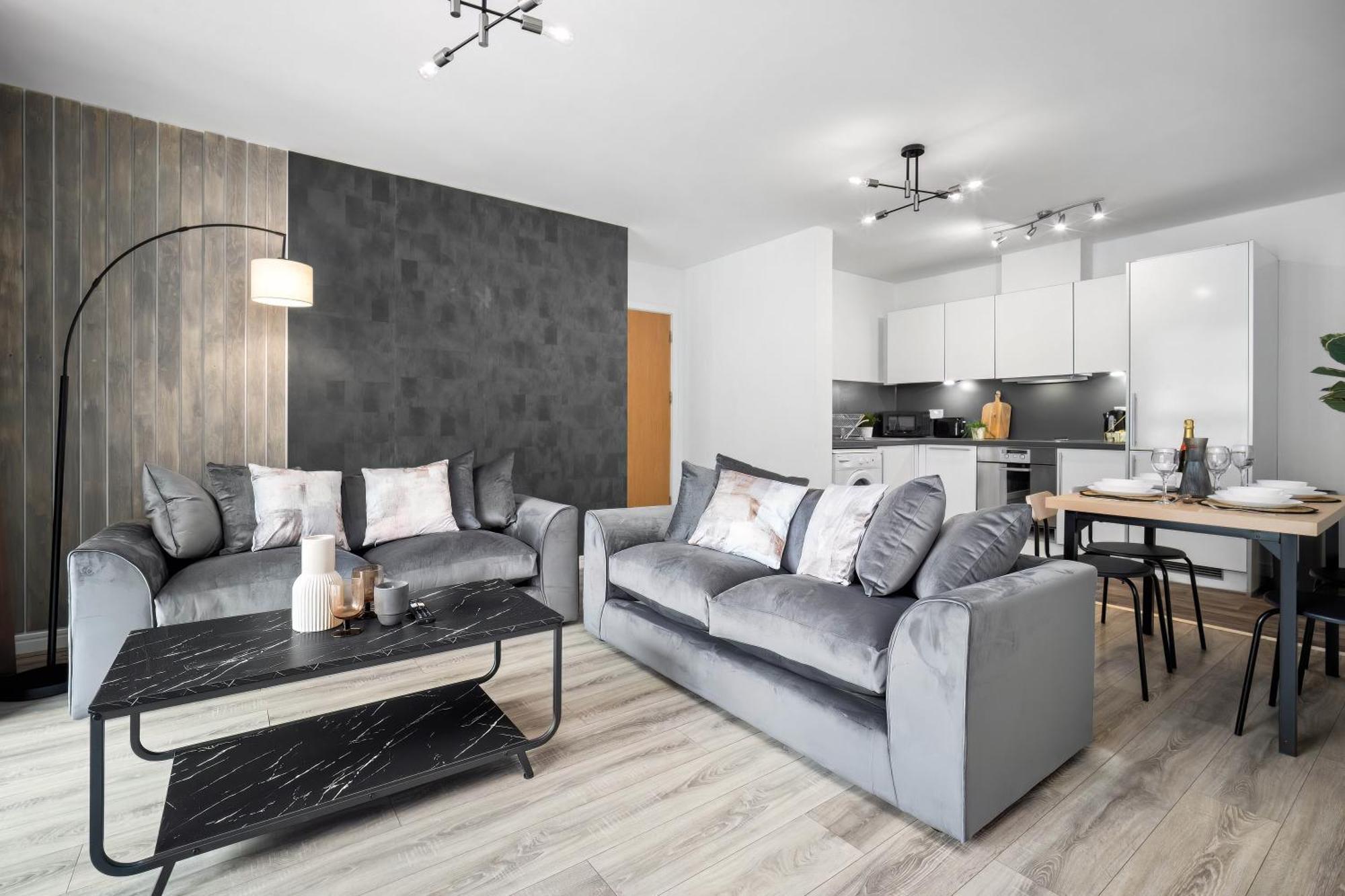Apartment Luxury Centre - 2 Bedroom - Balcony - Rated - 377p *