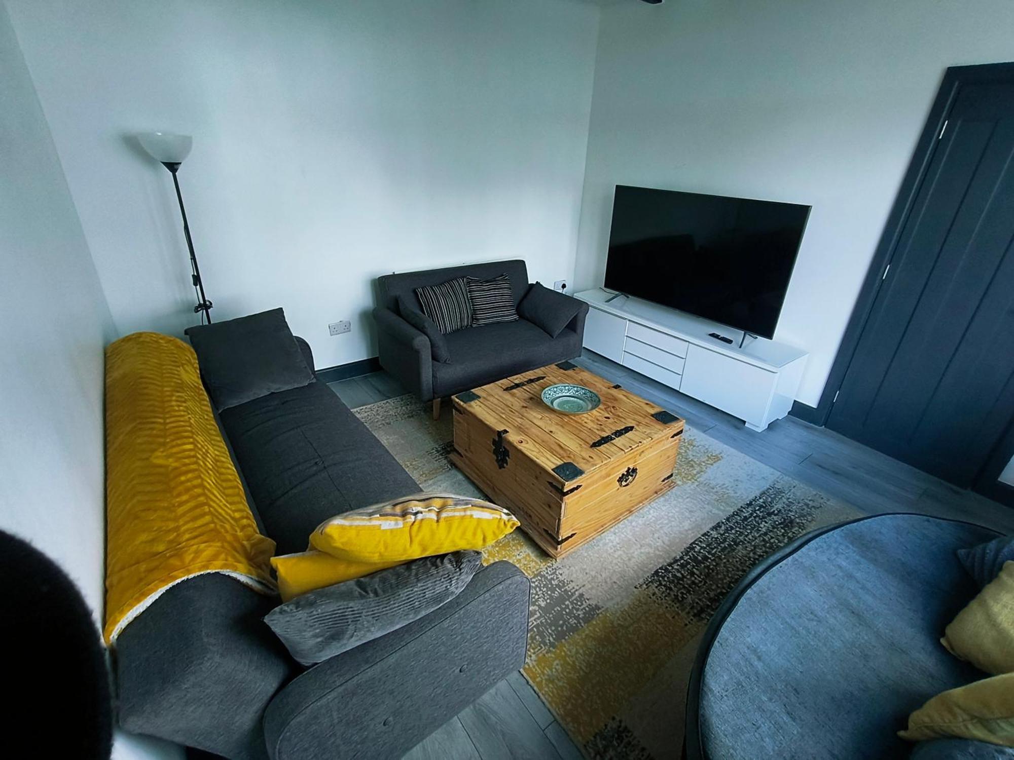 Modern 3 Bedroom House Apartment *