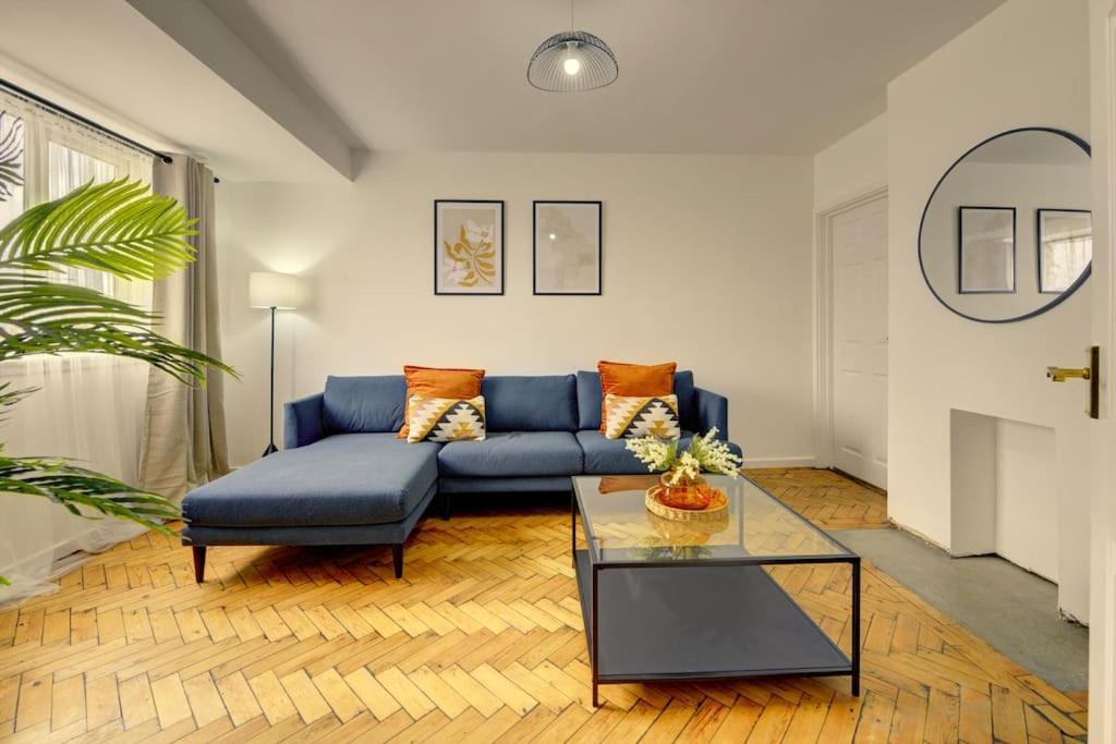 Retreat Close To The N.e.c. Airport World