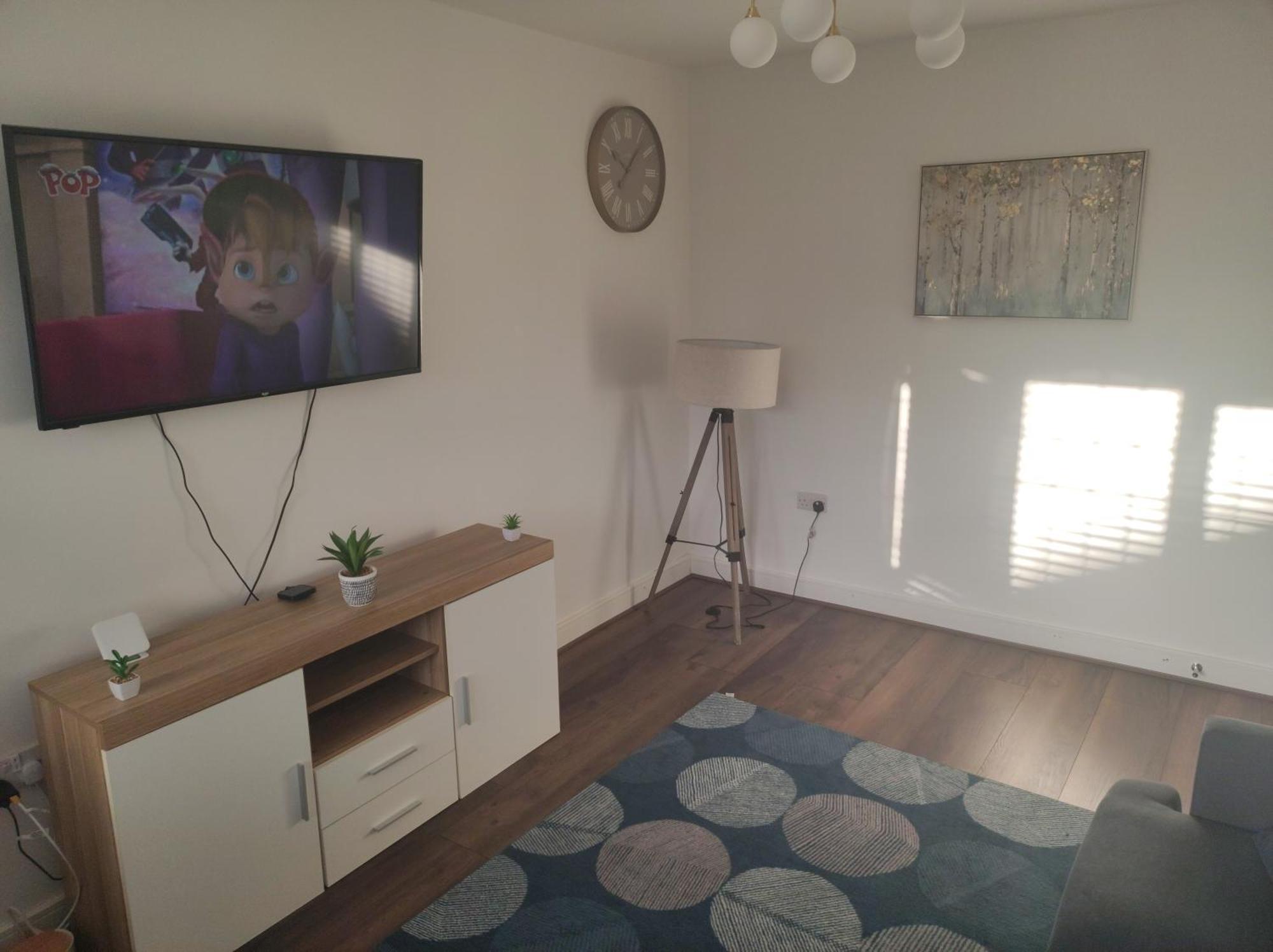 House In Great Barr, With Parking And Garden * Birmingham