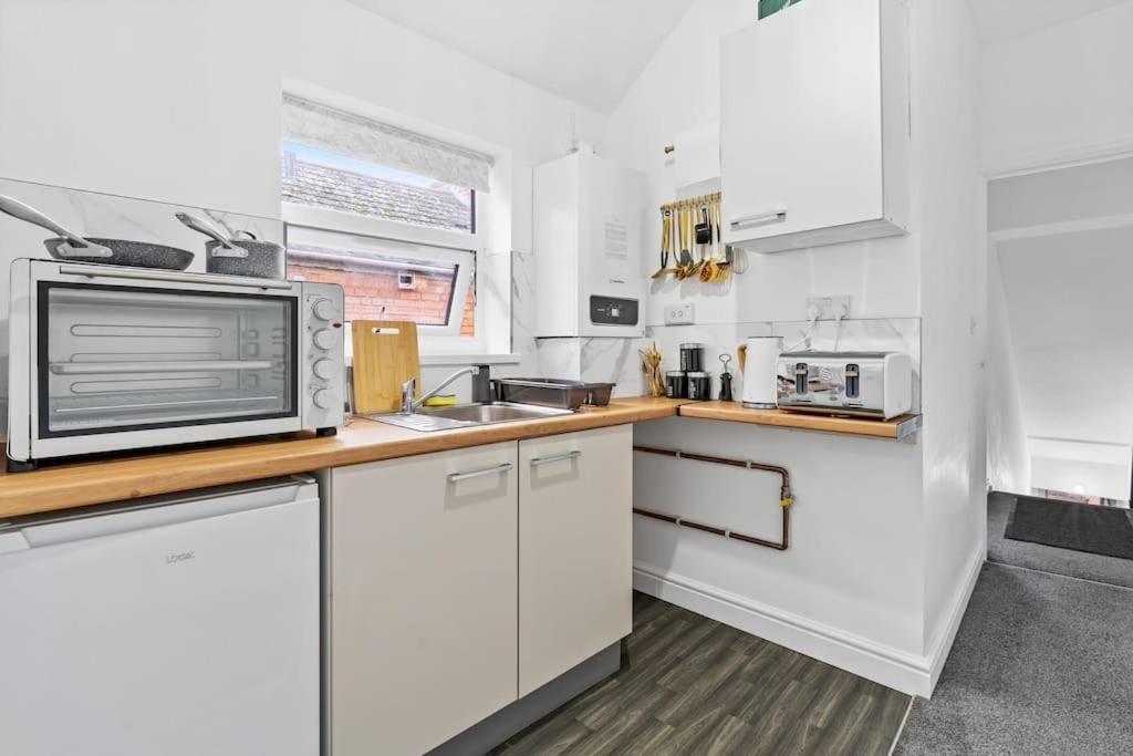 Amazing Family Apartment, Sleeps 6, Cot, Work Desk Birmingham