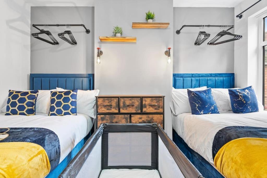 Amazing Family Apartment, Sleeps 6, Cot, Work Desk