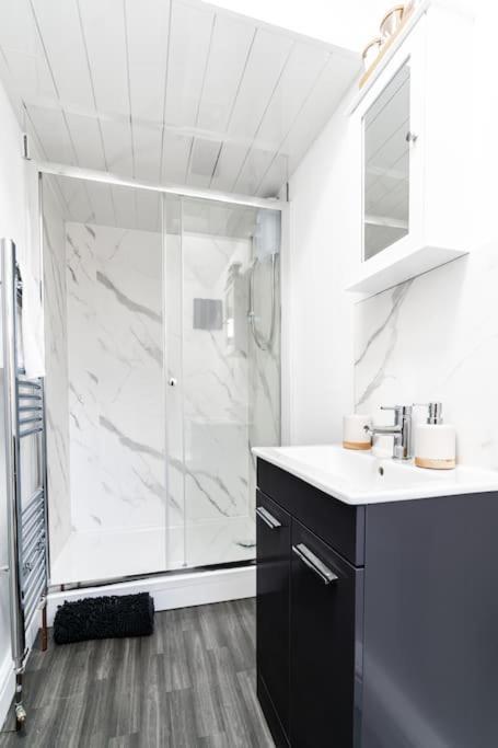 Amazing Family Apartment, Sleeps 6, Cot, Work Desk Apartment