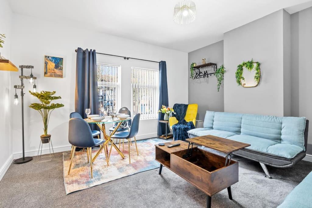Amazing Family Apartment, Sleeps 6, Cot, Work Desk *