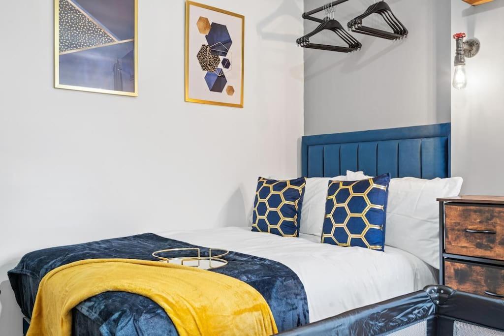 Amazing Family Apartment, Sleeps 6, Cot, Work Desk Birmingham