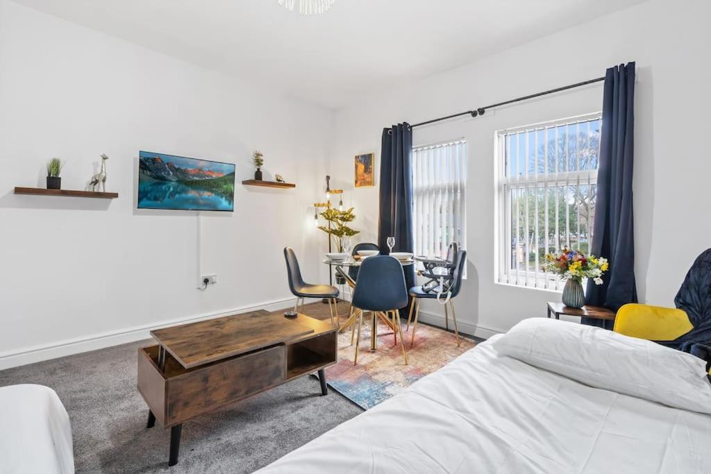 Amazing Family Apartment, Sleeps 6, Cot, Work Desk *