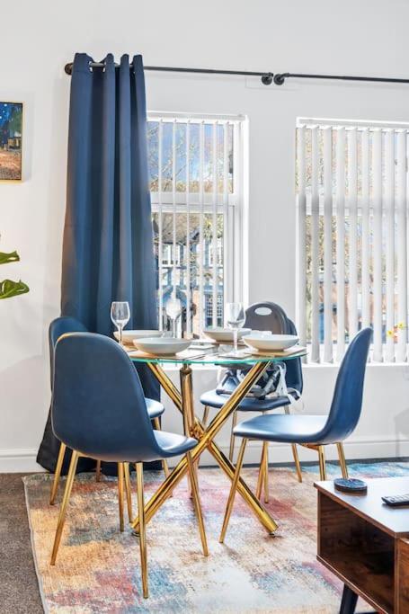 Apartment Amazing Family Apartment, Sleeps 6, Cot, Work Desk