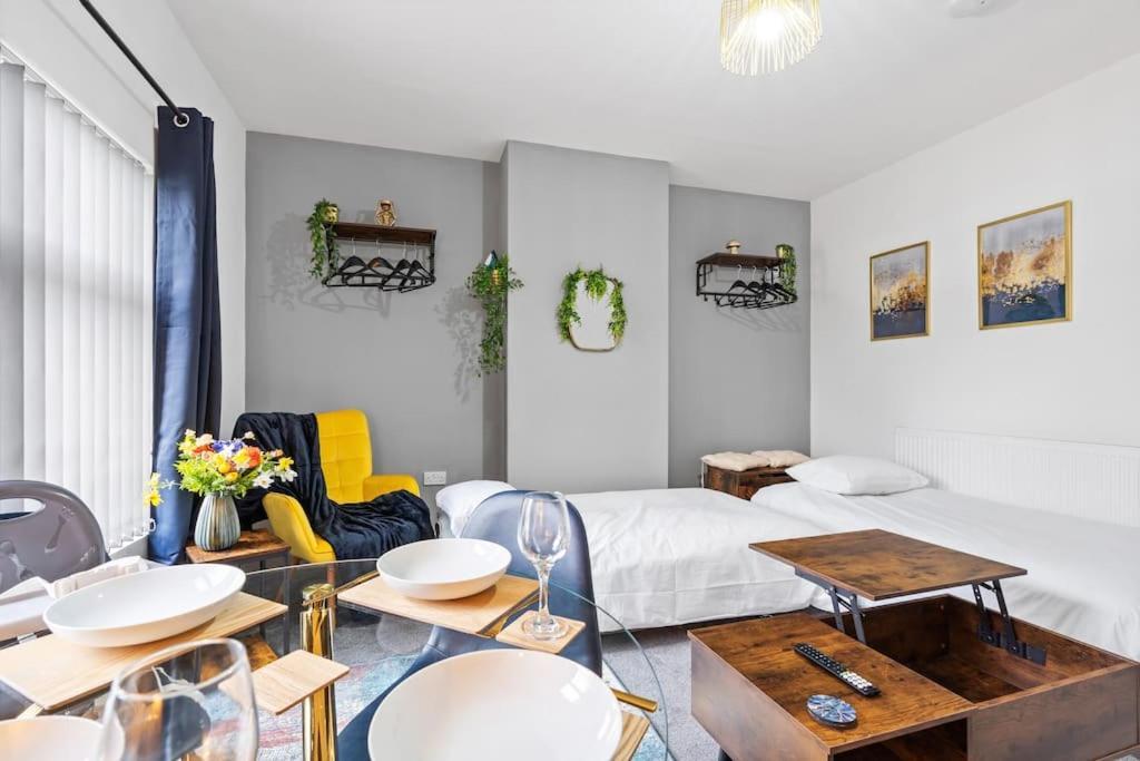 Apartment Amazing Family Apartment, Sleeps 6, Cot, Work Desk Birmingham