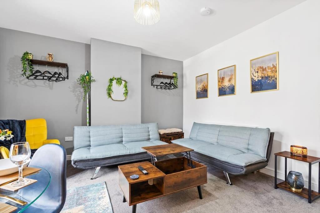 Amazing Family Apartment, Sleeps 6, Cot, Work Desk Apartment