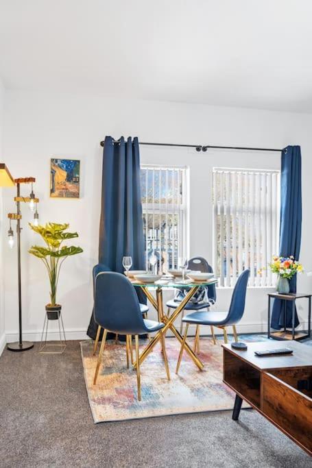 Amazing Family Apartment, Sleeps 6, Cot, Work Desk Apartment *