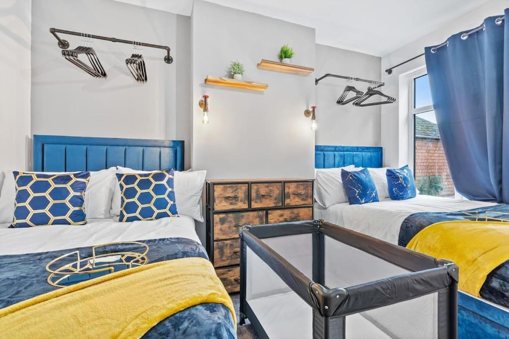 Amazing Family Apartment, Sleeps 6, Cot, Work Desk Apartment *
