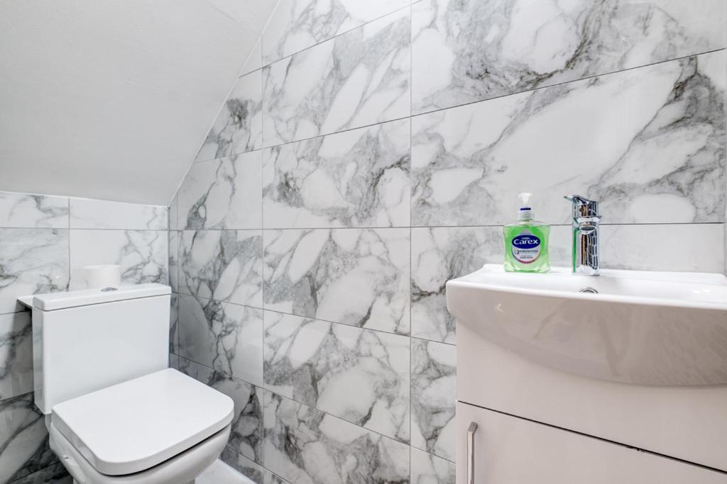Four Bedroom & Apartments: Corporate And Student Hub Birmingham