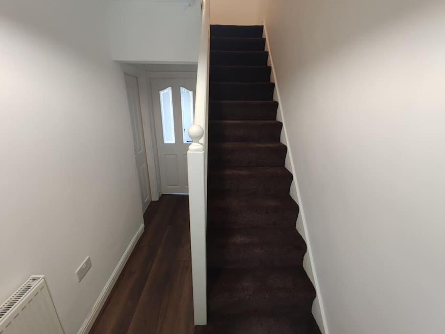 House In Great Barr, With Parking And Garden * Birmingham